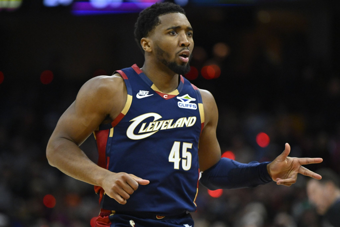  骑士米切尔关键球能力提升，阿伦盛赞其冷静  