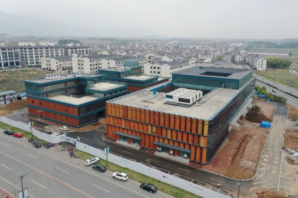  卡尔斯鲁厄青训基地扩建，增设运动科学实验室  